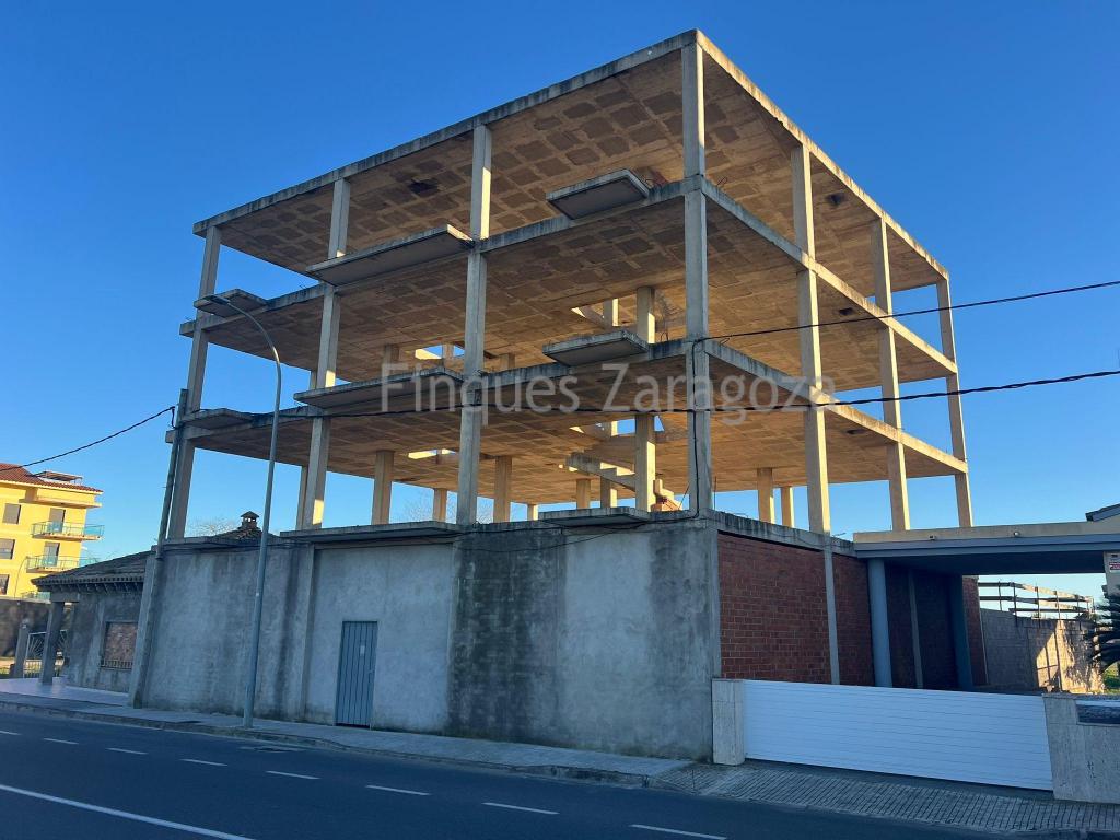 An interesting structure initiated during the period prior to the real estate crisis (approx. 2009) is being offered to investors and developers. It is ideal for resuming and completing a project with very attractive future potential.The property is a plot of approximately 550 m² located in Deltebre, where around 35% of the construction of a ground floor + 3-story building has already been completed. The project includes the development of 10 residential units, as well as parking spaces and a communal area with a swimming pool, making it a highly attractive product for subsequent sale.An excellent option for those looking to shorten timelines and optimize investment by taking advantage of an already built foundation and a clear profitability-oriented concept. Perfect for developing a manageable residential complex with added features (parking and swimming pool) that make a difference in the market.